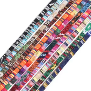 Dettaglio corda piatta in tessuto boho colorato con intricati motivi etnici geometrici.