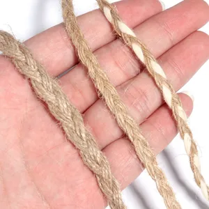 Gros plan sur la texture de la corde tressée en jute naturel, idéale pour les loisirs créatifs.