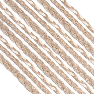 Gros plan de la corde en jute tressée à 3 brins, texture naturelle pour emballage.