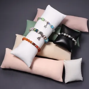 Detailansicht mehrfarbiger Schmuck-Displaykissen und Armbänder für Ladentheke und Fotografie.