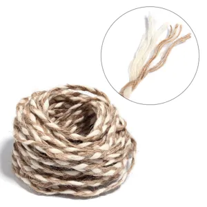 Détail en gros plan d'une corde en jute tressée à 3 brins, matériel d'artisanat.