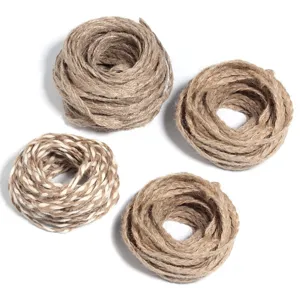 Vue détaillée de ficelle de jute naturelle, parfaite pour l'artisanat et l'emballage cadeau.