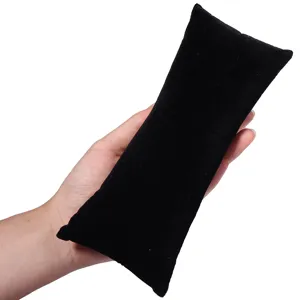 Nahaufnahme von schwarzem Samt Uhrenkissen, ideal für Schmuckpräsentationen und Fotorequisiten.