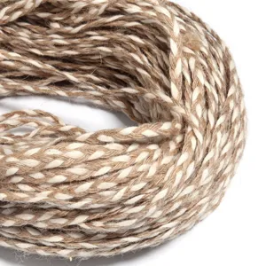 Gros plan détaillé de ficelle de jute naturelle tressée et de cordon blanc pour emballage cadeau.