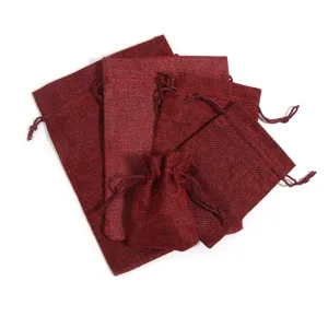 Detailansicht bordeauxroter Leinenkordelbeutel, ideal fur Schmuckgeschenke und Munzaufbewahrung.