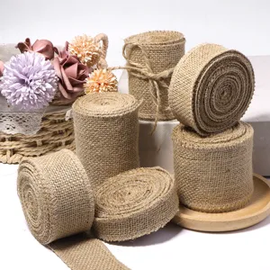 Nastro in juta naturale in rotoli per fai da te, confezioni regalo e decorazioni floreali.