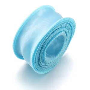 Hellblaues Organza-Band Rollen Detail, ideal für Geschenke verpacken und Basteln.
