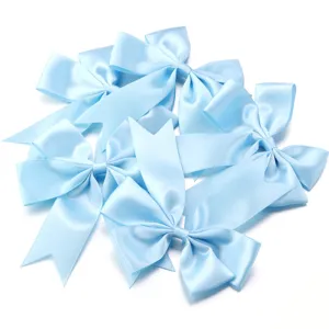 Detalle de lazos de cinta de satén azul claro, perfectos para horquillas DIY y accesorios.