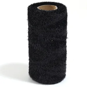 Vue détaillée du rouleau de fil de tissage polyester noir duveteux sur mandrin papier.