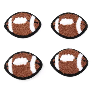 Dettaglio di toppe ricamate in ciniglia a tema football americano, termoadesive per vestiti.