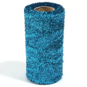 Détail du rouleau de ruban résille métallique bleu, filet décoratif scintillant pour bricolage.
