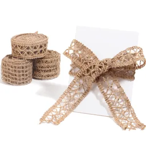 Rotolo di nastro di juta naturale e dettaglio fiocco decorativo per bricolage e confezioni.
