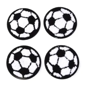 Primo piano di toppe ricamate in spugna da pallone da calcio nero e bianco con trama.