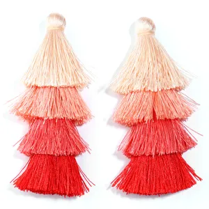 Handgemachter 4-lagiger Gradient-Quastenanhänger in Rot- und Rosatönen für DIY-Schmuck
