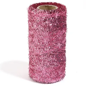 Détail de cordon tinsel métallique rose pour emballage cadeau, décoration de Noël et loisirs créatifs.