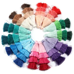 Mehrfarbige vierlagige Polyester-Quasten im Detail, ideal für DIY-Schmuck und Bastelei.