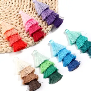 Detailansicht bunter, mehrschichtiger Quastenanhänger, ideal für DIY Handwerk und Schlüsselanhänger.