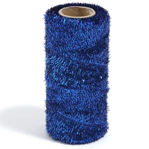 Rouleau de ruban guirlande pailleté bleu pour emballage cadeau et décoration de Noël.