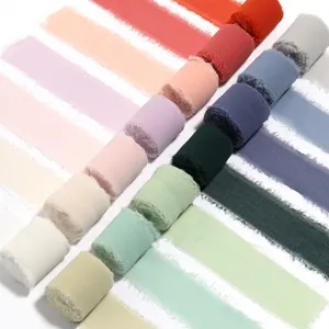 Handgemachte Chiffon-Seidenbänder mit Fransenkante im Detail, weiche Textur für Hochzeitssträuße.