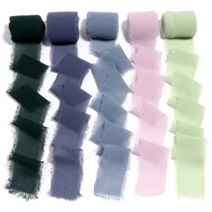 Handgerissene Fransenkante Chiffonband Detailansicht mit feiner Textur und sanften Farben.