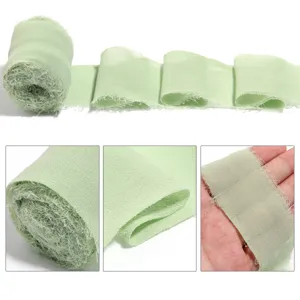 Hellgrünes Chiffonband mit ausgefransten Kanten für DIY-Hochzeitsdeko und florale Geschenke.