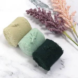Nahaufnahme von ausgefransten Chiffonbändern in verschiedenen Farben für florale DIY-Bastelarbeiten.