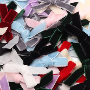 Détails de nœud en velours coloré, petits accessoires DIY pour pinces à cheveux et boîtes.