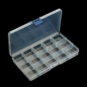 Dettaglio della scatola portaoggetti in plastica trasparente a 15 scomparti con chiusura blu.