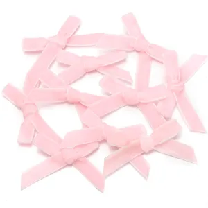 Accessoires de nœud en velours rose pour pinces à cheveux DIY et décoration de boîte.