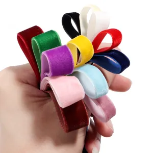 Detailansicht bunter einseitiger Samtbänder für DIY-Haarspangen und Geschenkverpackungen.