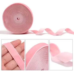 Nahaufnahme des rosa Samtbandes mit weicher Textur und feiner Kantenverarbeitung.