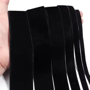 Schwarzes Samtband Detailaufnahme, einseitig beflockter Stoffstreifen für Geschenke und DIY Bastelei.