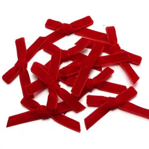 Nœuds en velours rouge en détail pour emballage cadeau, loisirs créatifs et accessoires.