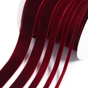 Rotes Samtband Detailaufnahme, weiche Textur zum Geschenkverpacken und für DIY-Haarschleifen.