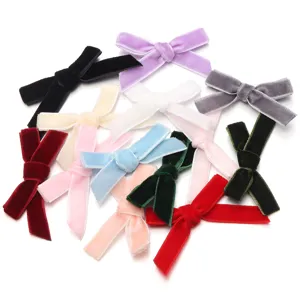 Pinces a cheveux en velours et accessoires de bricolage DIY pour jolies decorations.