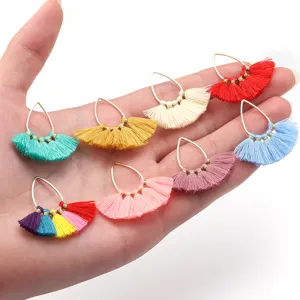Farbenfrohe tropfenfokussierte Quasten Anhänger Detailansicht für DIY Schmuck.