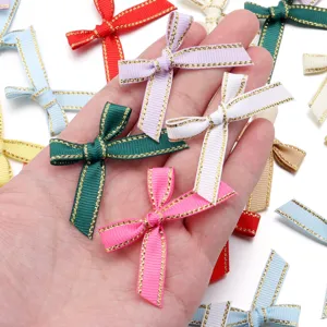 Handgemaakte grosgrain lintstrikken met gouden rand, perfect voor DIY haarspelden en dozen.