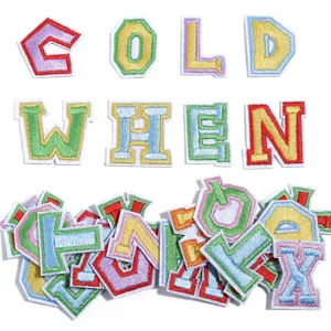 Patches de broderie alphabet colorés pour la décoration DIY de vêtements, chapeaux, sacs et coques.