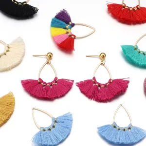 Bunte tropfenförmige Fächer-Polyester-Quasten-Ohrringe Detailansicht, handgemachte DIY Accessoires.