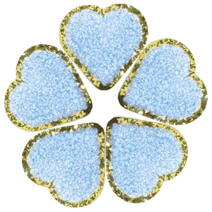 Toppe ricamate a forma di cuore soffice blu con bordi di paillettes dorate, accessori.