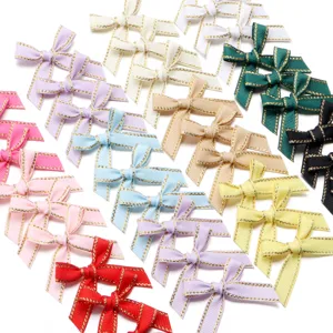 Handgemaakte grosgrain lintstrikken met gouden rand voor DIY haarklemmen en geschenkdozen.