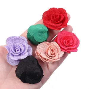 Fiori di rosa in tessuto glitterato multicolore per spille fai-da-te e accessori di abbigliamento.