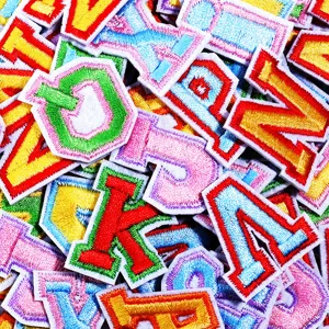 26 patchs de broderie alphabet anglais colores diy vetements chaussures sacs details
