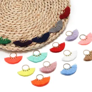 Detailaufnahme bunter Mini-Quasten-Anhänger mit Metallringen für DIY-Schmuck.