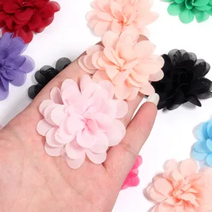 Detail van handgemaakte chiffon bloem accessoires voor DIY ambachten en kleding decor.