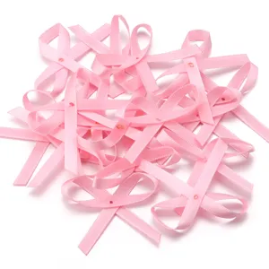 Primo piano dettagliato di fiocchi in nastro rosa, perfetti per fai da te e accessori.