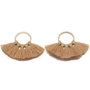 Beigefarbene Faecherquaste mit Goldring fuer DIY Schmuckherstellung und Bastelzubehoer.