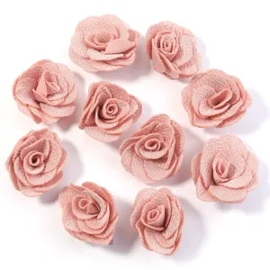 Fiori di rosa in lino perlato glitterato, vista di dettaglio, ideali per fai da te, spille e accessori.