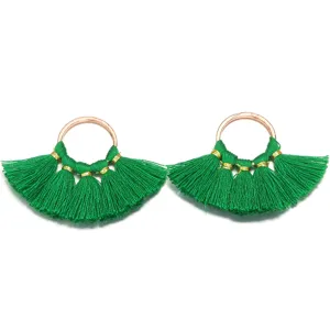 Grüne Quaste Metallring Anhänger Detailansicht, ideal für handgemachte DIY Schmuck Zubehör Bastelei.