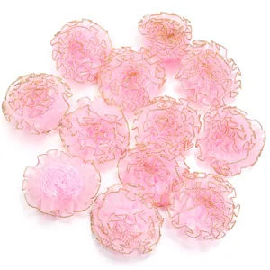 Roze organza anjer bloem applicatie details voor DIY handgemaakte kleding accessoires.